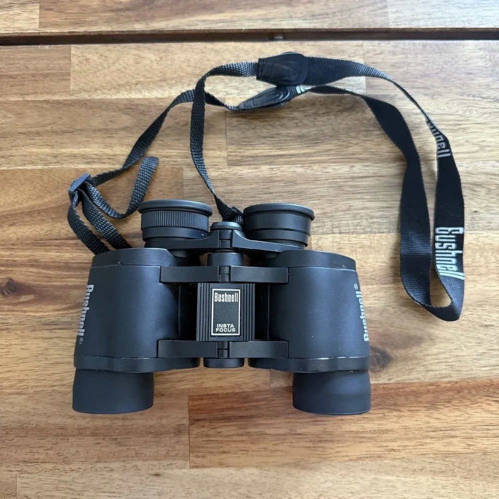 Bushnell Instafocus Field of View 7X35 420 ft @ 1000 yds Binoculars With Case